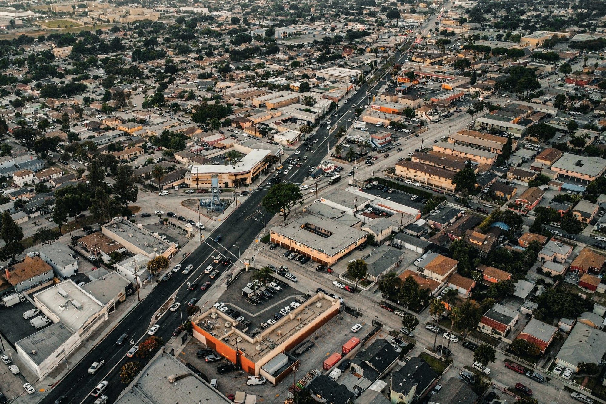 Vista aérea de una avenida comercial entre vecindarios de casas bajas en Los Ángeles